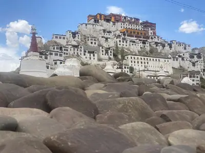 Retour à moto Royal Enfield du lac Tso Moriri à Leh, couvrant des paysages vastes et découvrant les terrains diversifiés de Ladakh.